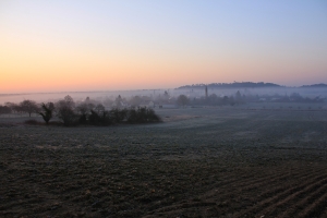 Le village se réveille dans la brume de l'hiver